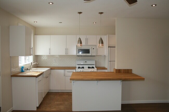 Building Photo - 2527 Elm Ave