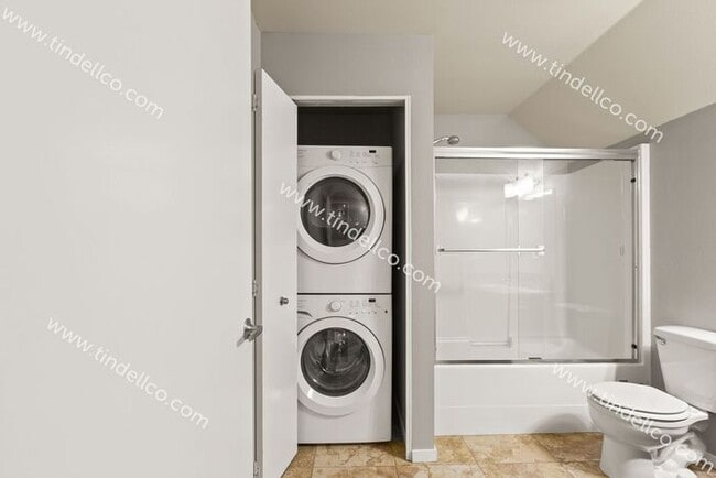 Building Photo - Luxurious 1BR/1BA Condo in Matthew Frank Community - Your Ideal Urban Retreat! (W/S/G included)