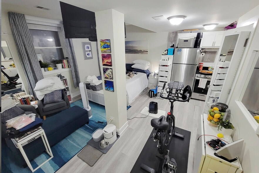 Building Photo - 648 W Roscoe St