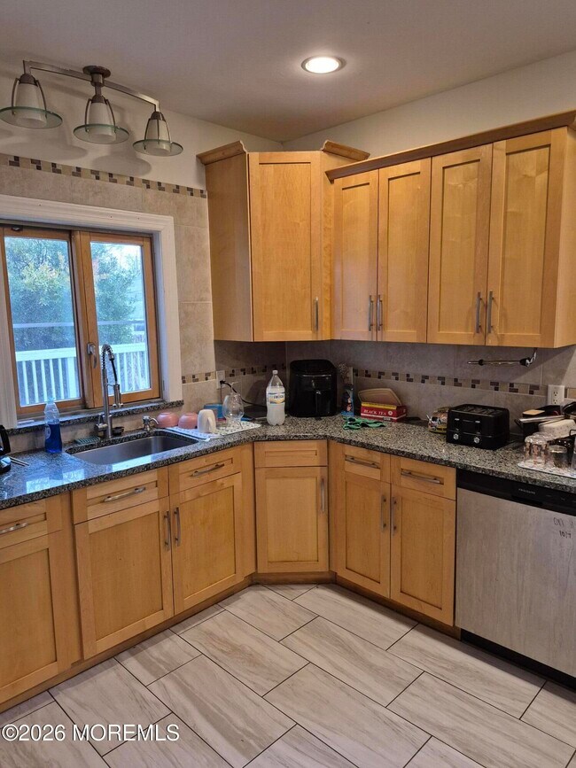 Building Photo - 247 Perrine Ave