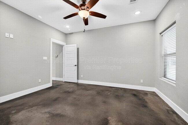 Building Photo - 211 W Murray St