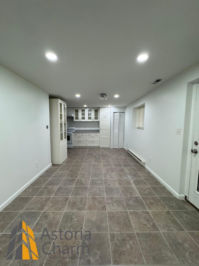 Building Photo - Spacious 5 Bedroom 3 Bath + Den Single Family Detached Home