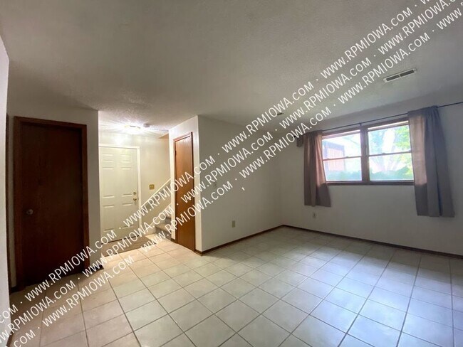 Building Photo - 713 SE Hackley Ave