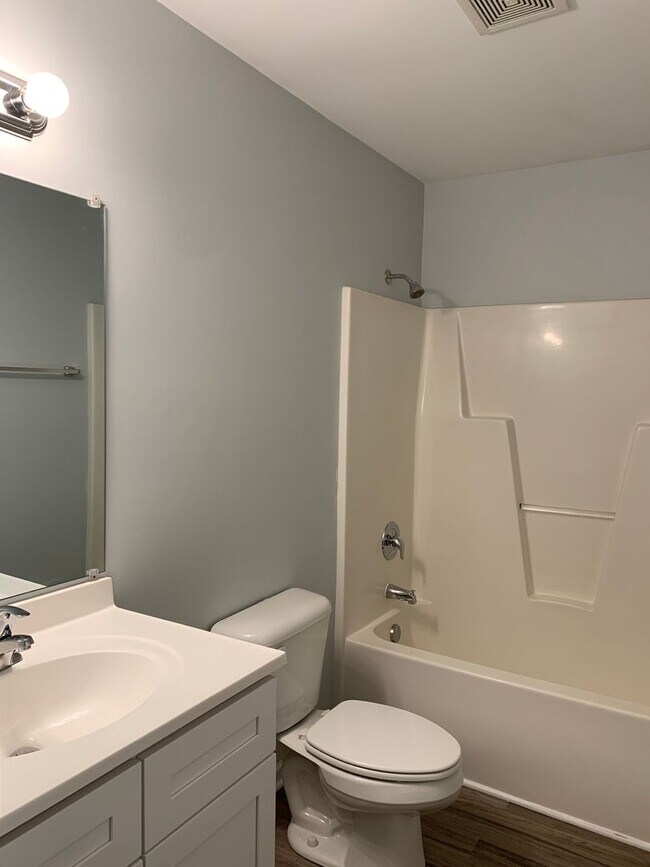 Building Photo - 3 Bedroom 2 Bath Renovated House Available Now on Park Avenue