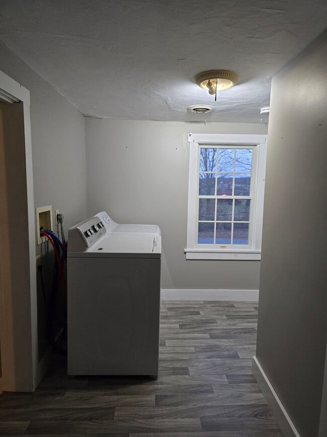 Building Photo - 3 Bedroom 1.5 Bath Located in Middletown