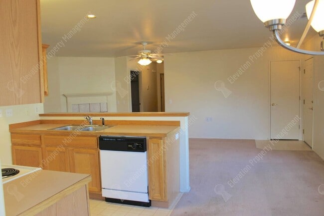 Building Photo - Great 2/2 BR Duplex near Pilot Butte