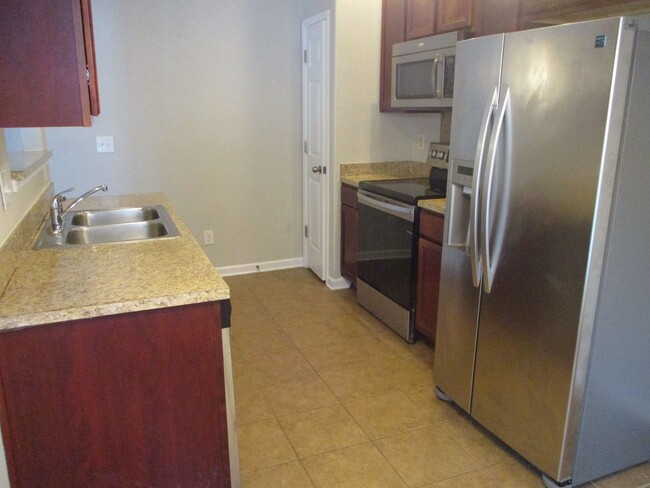 Building Photo - Pretty 3 Bedroom Townhouse in the Clemmons...