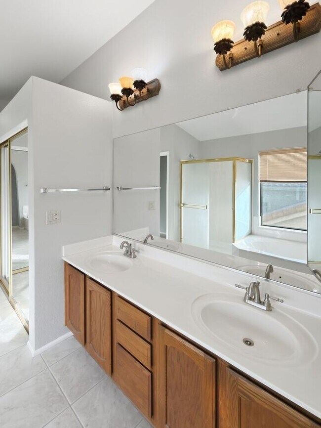 Building Photo - Location! Location! Beautiful 4 Bedroom/ 3 Bath Home! Ray/Kyrene