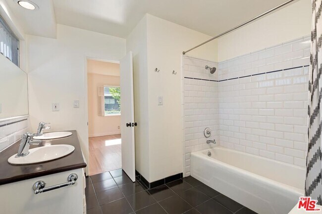 Building Photo - 2670 Carmar Dr