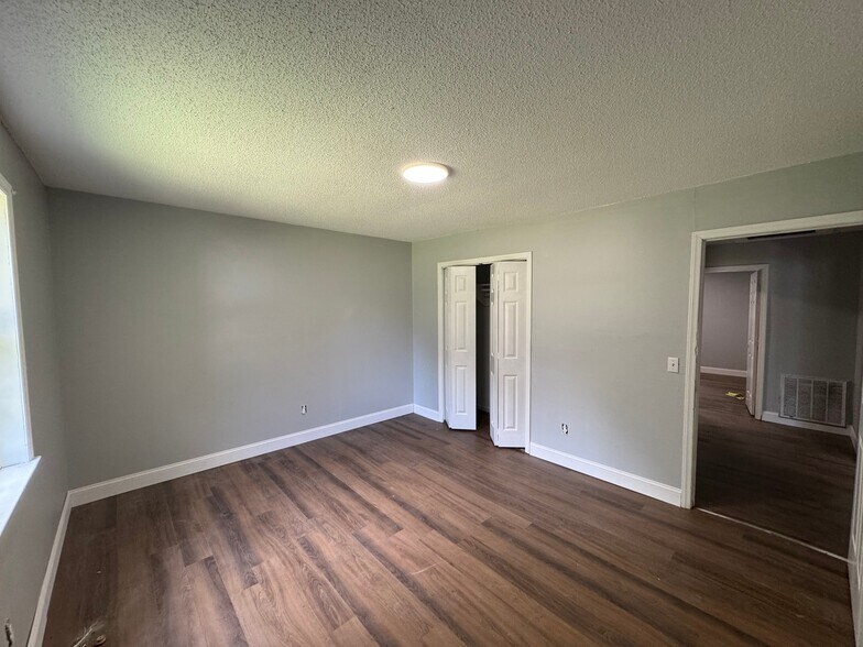 Building Photo - 305 Bayview Cir