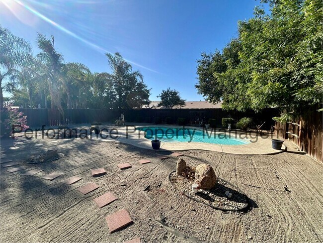 Building Photo - Stunning 3 Bed/2 Bath NW Bakersfield Home ...