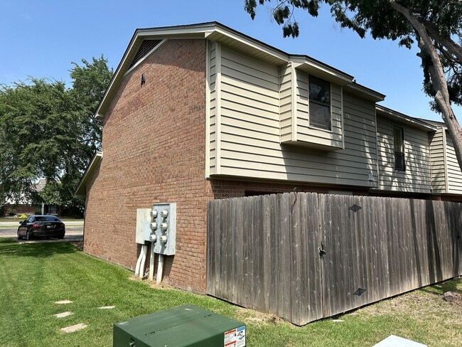 Building Photo - College Station - Condo -2 bedroom / 2.5 b...