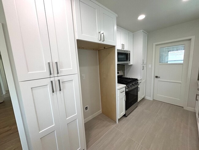 Building Photo - Beautifully Remodeled 3 Bedroom Home in Ci...
