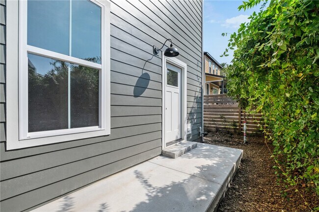 Building Photo - 576 S Willow Ave