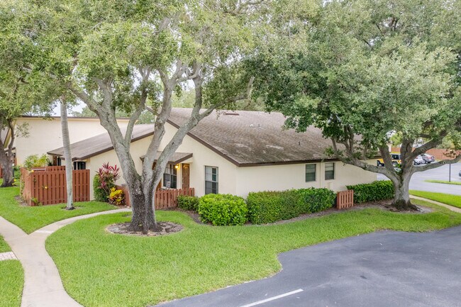 Building Photo - 8019 SE Villa Cir