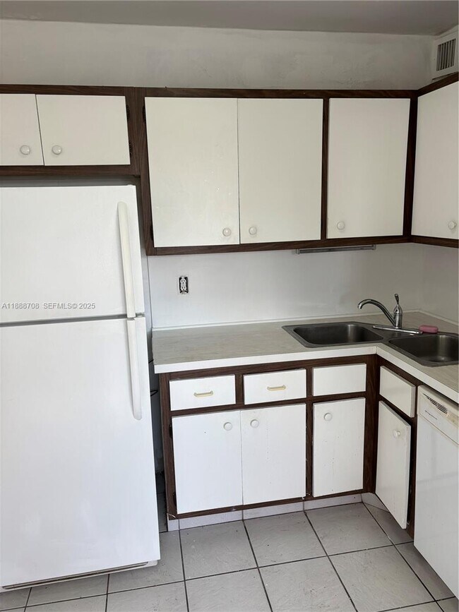 Building Photo - 111 Golden Isles Dr