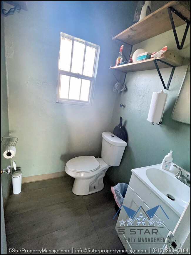 Building Photo - 1909 Yandell Dr