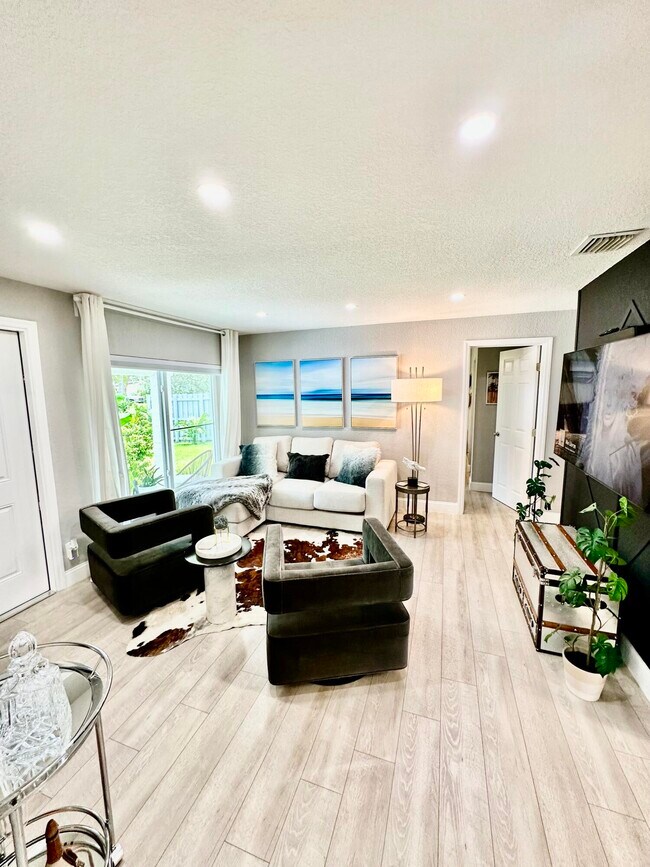 Building Photo - 5365 N Andrews Ave