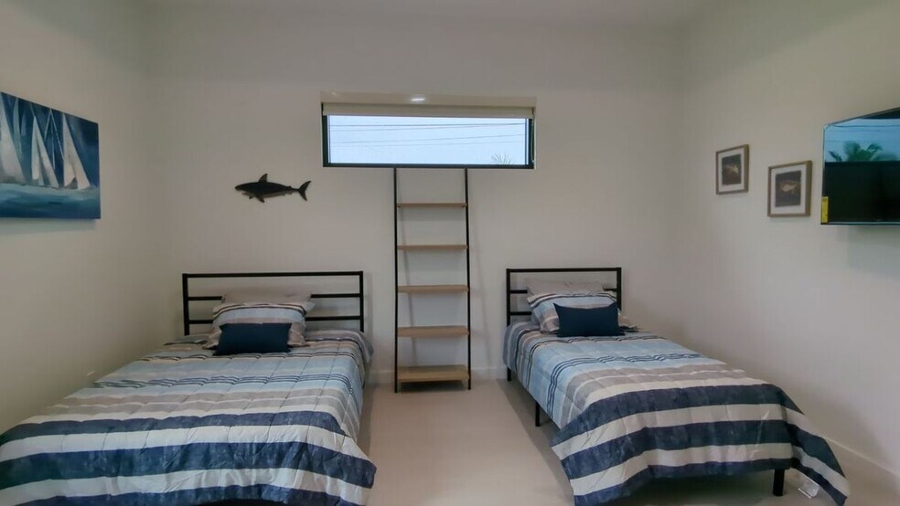 Building Photo - 308 SW 13th Ct