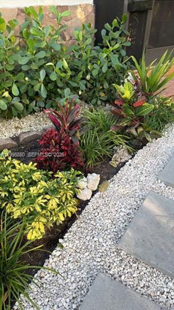 Building Photo - 11201 NE 10th Ave