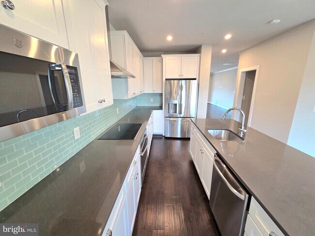 Building Photo - 820 Fern Pl NW