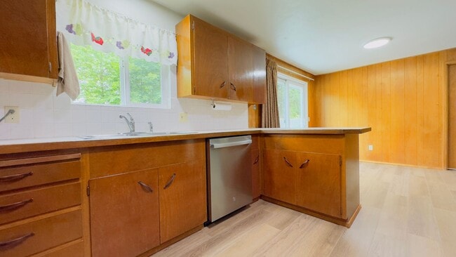 Building Photo - Air Conditioned 3 Bedroom Fully Fenced Yard in the Heart of Lacey - Available Now.