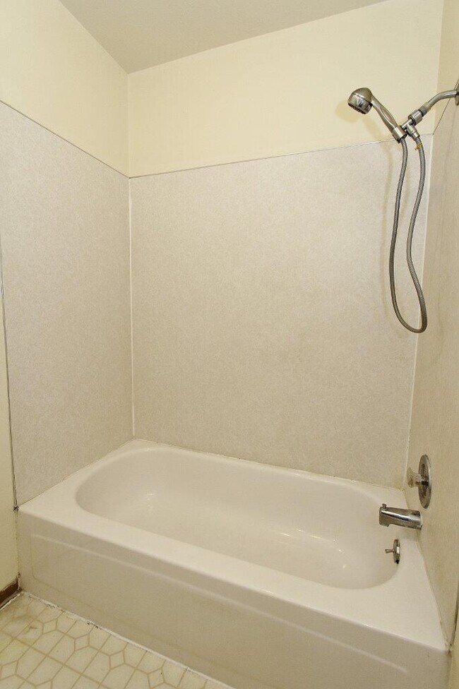 Building Photo - 639 N Moffatt Ave