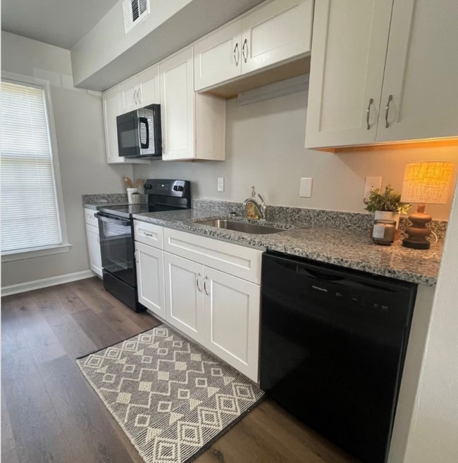 Building Photo - 12 Bainbridge Ave