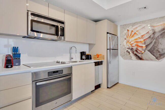 Building Photo - 2602 E Hallandale Beach Blvd