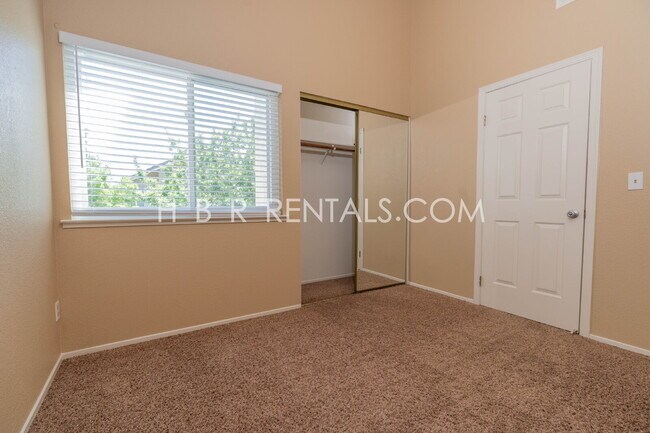 Building Photo - Charming Corner Haven: 3BR/2.5BA with Modern Upgrades in Tracy, CA