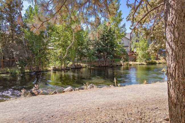 Building Photo - 1325 SW Boardwalk Ln