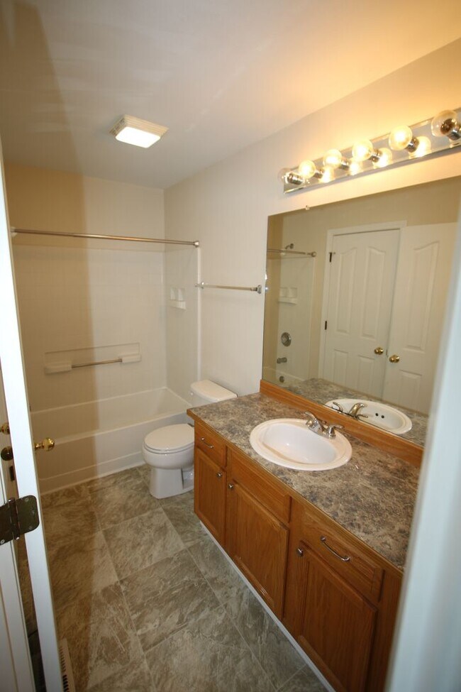 Building Photo - Beautiful 3 Bedroom Eagle River Home