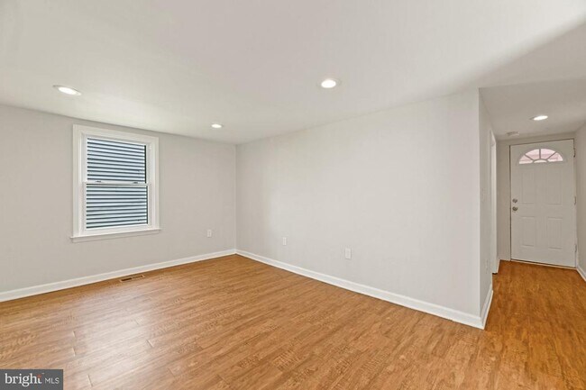 Building Photo - 240 Riverview Ave