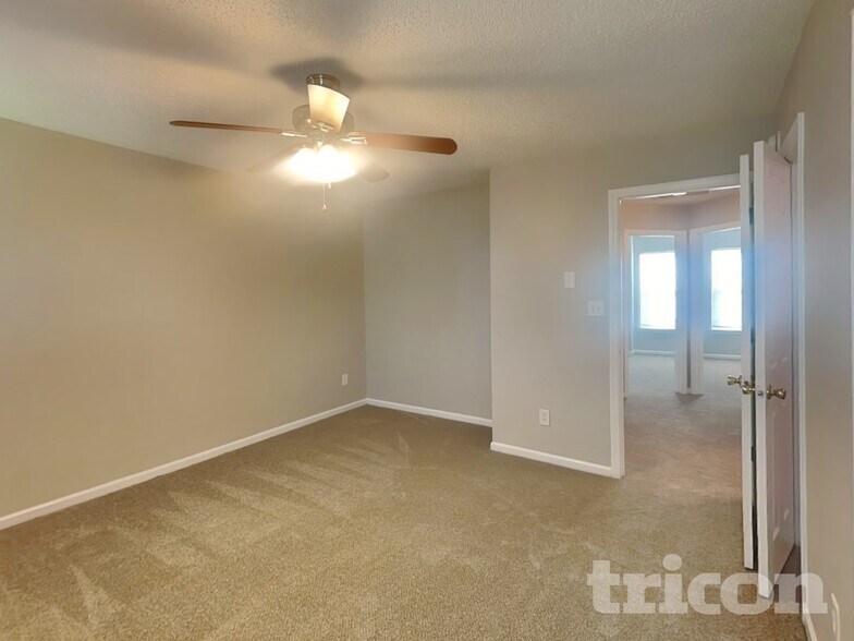 Building Photo - 445 Amir Cir