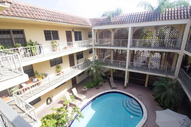 Building Photo - 917 NE 16th Ave