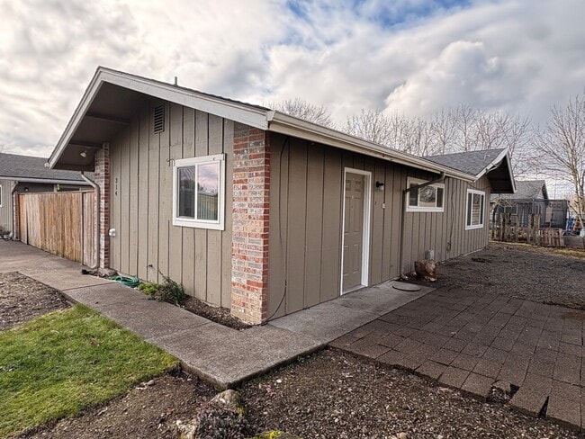 Building Photo - Sh314-316