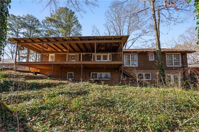 Building Photo - 3355 Pinetree Dr SE