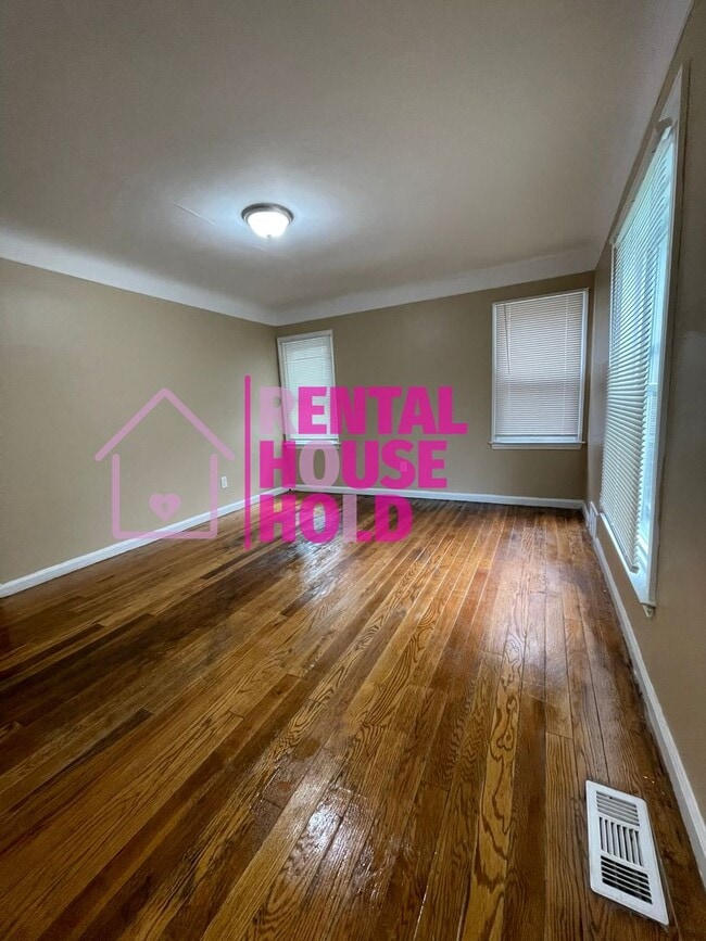 Building Photo - ~ 3 BEDROOM 1.5  BATH SINGLE FAMILY HOME~ ...