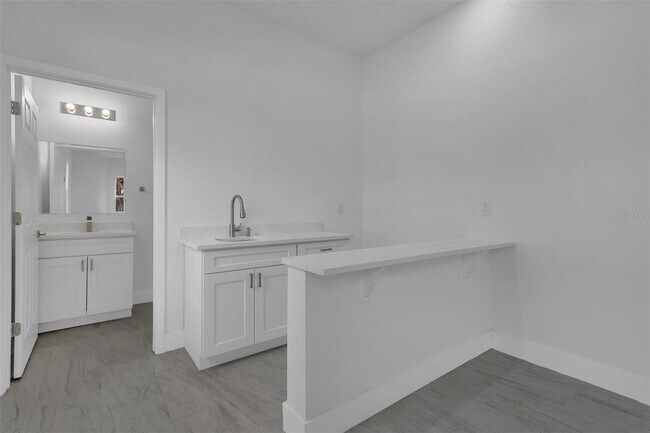 Building Photo - 1221 SW 5th St