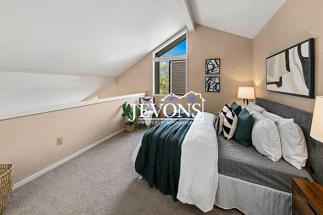 Building Photo - Top-floor 2-level condo with brand-new kit...
