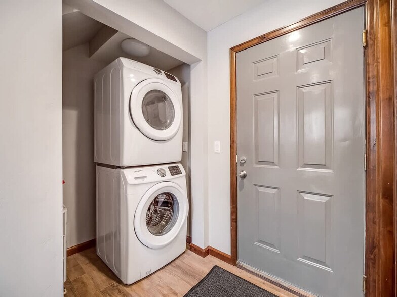 Building Photo - 743 Lagoon Dr