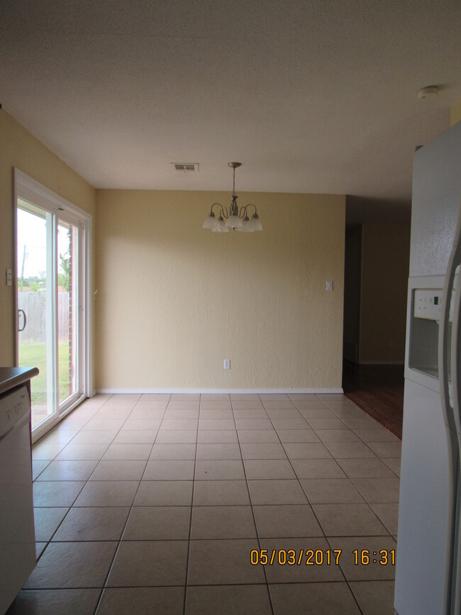 Building Photo - Very nice spacious home! No Carpet! Pet Fr...