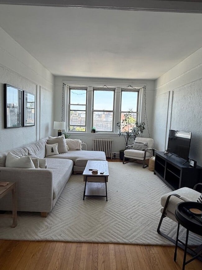 Building Photo - 2Br/1Bth, Great Locaton! Walk to T, Whole Foods, shops, restaurant, reservoir!