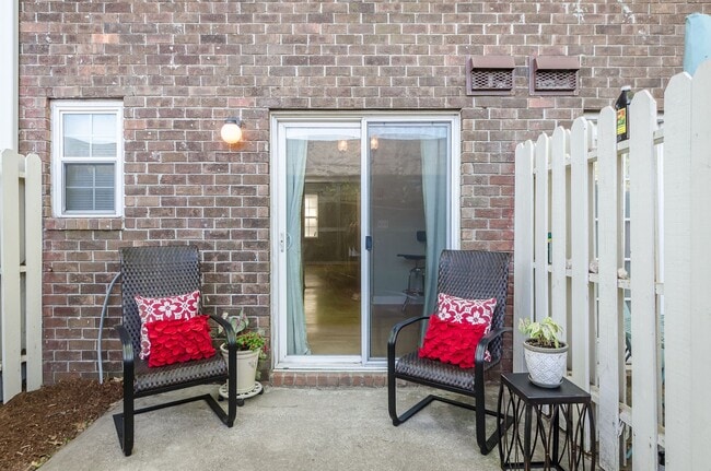 Building Photo - Coastal Convenience at Rivers Point Row!