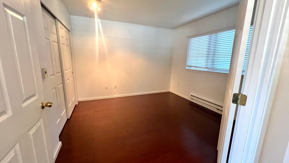 Guest Bedroom - 15340 Macadam Rd S