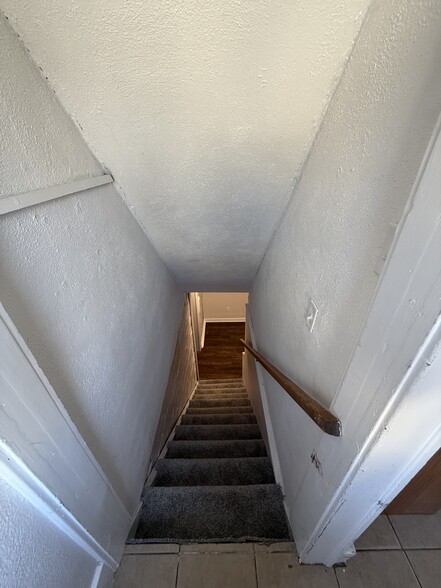Access to lower level - 2827 Wood St
