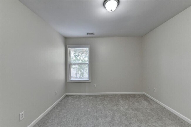 Building Photo - 522 Suwanee Oaks Dr NE