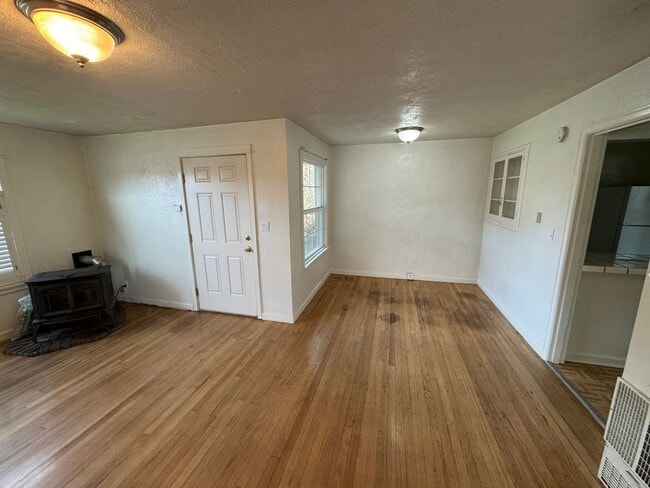 Building Photo - 2 Bedroom ~ 1 Bathroom House in SW Corvallis