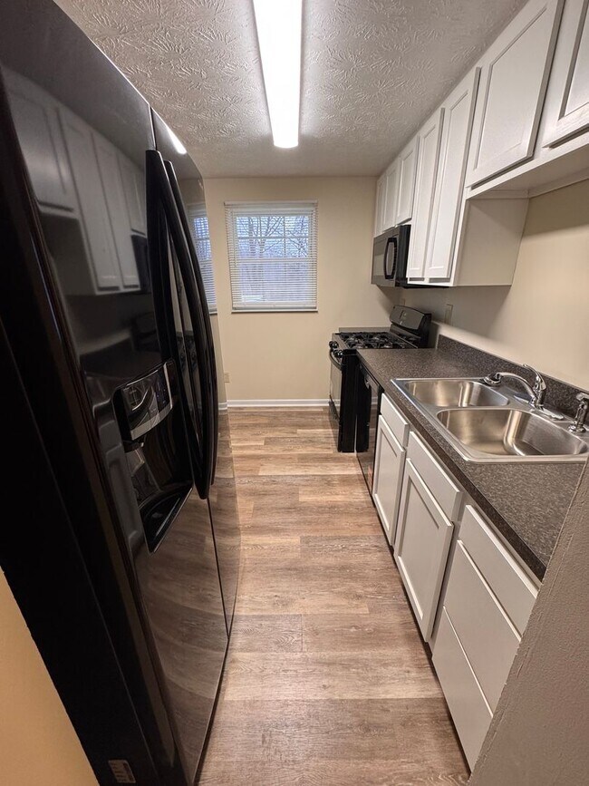 Building Photo - 300 Pegotty Ct NE