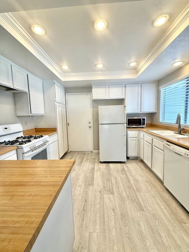 Building Photo - Beautiful 3 bedroom, 3 bath condo in Grand...